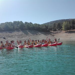 diversión en Sierra de Cazorla, kayak con grupos de escolares en el embalse de la bolera
