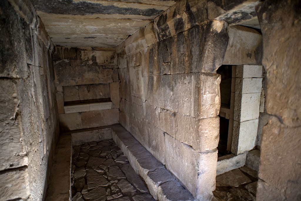 Tumbas principescas en la Camara sepulcral de Toya, Peal de Becerro