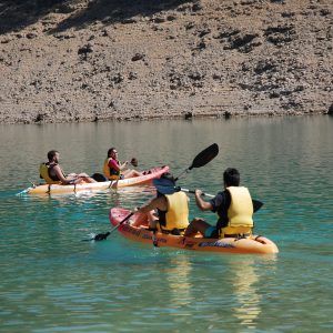 actividad de kayak con el grupo decathlon en Sierras de Cazorla