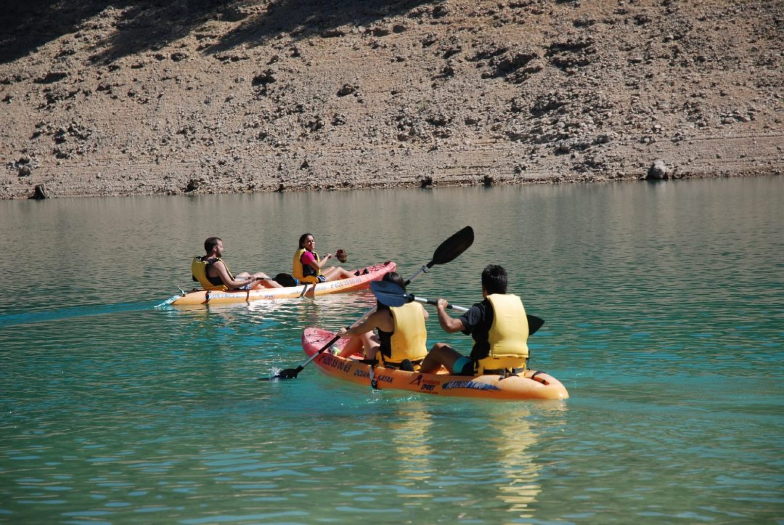 grupo decathlon realizando kayak