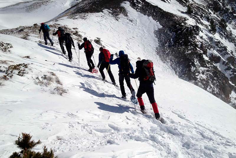 Ascenso de una montana con raquetas de nieve. actividades en sierra nevada