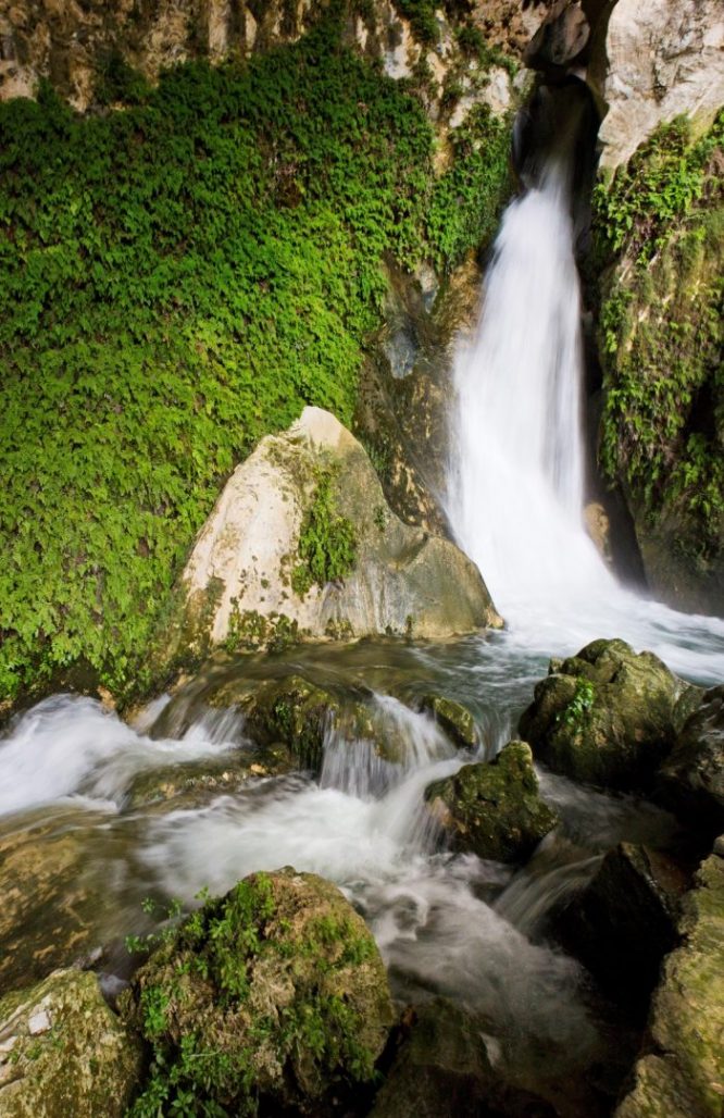 Cueva del agua en Tiscar, Quesada, monumento natural en Sierras de Cazorla. Turismo activo, ecoturismo y aventura en la naturaleza