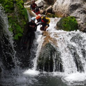 Deporte de aventura. Descenso de barrancos en Cazorla, rio guadalquivir
