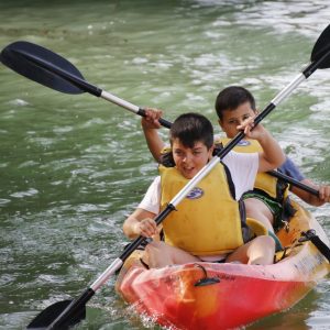 aventura con niños en sierra de cazorla para verano, kayak en embalse