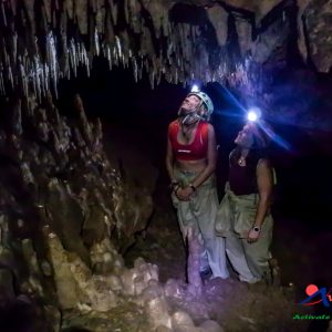 descubrir el interior de una cueva, espeleología en sierra del pozo