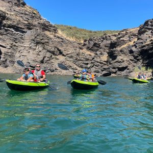 kayak y limpieza de rios, actividades de aventura en jornadas medioambientales para crear conciencia